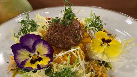 Ziegenkäse-Bällchen mit Pumpernickel, Mango Chutney und Grüne Sauce-Pesto