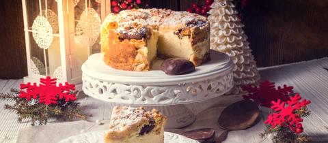 Cheesecake dekoriert mit weihnachtlichen Ornamenten.