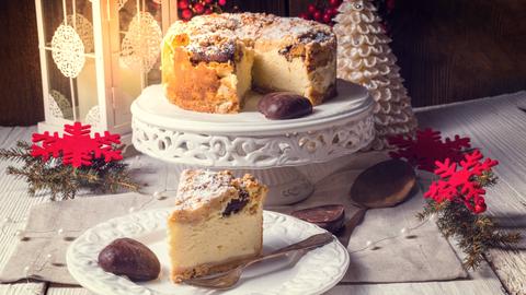 Cheesecake dekoriert mit weihnachtlichen Ornamenten.