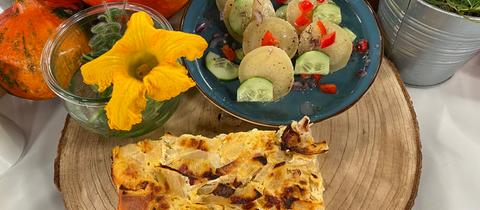 Handkäs-Salat mit Zwiebelkuchen 