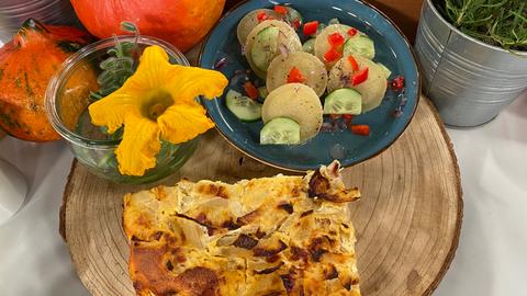 Handkäs-Salat mit Zwiebelkuchen 