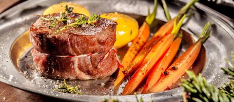 Entrecote mit Karotten und Kartoffeln. 