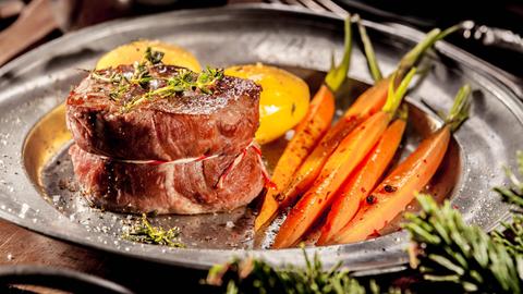 Entrecote mit Karotten und Kartoffeln. 