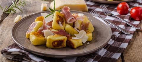 Kartoffelgnocchi mit Schinken und Parmesan. 