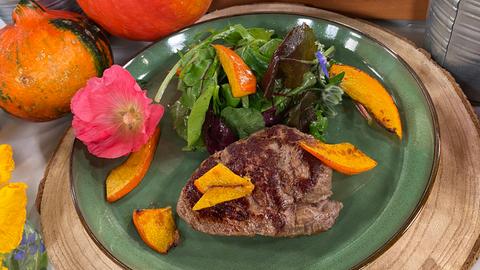 Gebratene Hokkaido-Streifen auf Wildkräutersalat und Rinderfilet 