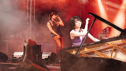 Stars aus Hessen am Mikrofon und Klavier: Rapper Kelvyn Colt (li.) und Star-Pianistin Claire Huangci. 