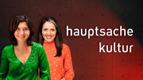 Bannerbild Hauptsache Kultur mit den beiden Moderatorinnen Cecile Schortmann und Selma Üsük.