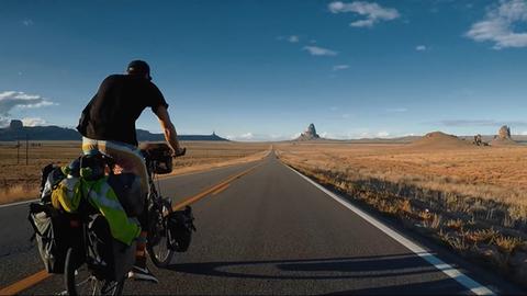 Mann auf Fahrrad in amerikanischer Wüste
