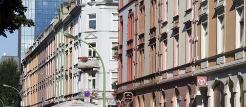Blick auf eine Häuserzeile im Frankfurter Nordend
