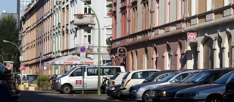 Blick auf eine Häuserzeile im Frankfurter Nordend