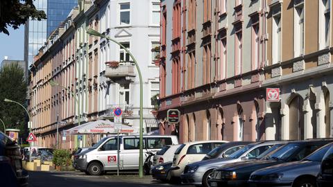 Blick auf eine Häuserzeile im Frankfurter Nordend