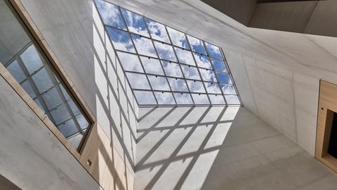 Das lichtdurchflutete Atrium im Lichtbau des neuen Jüdischen Museums von Staab Architekten.
