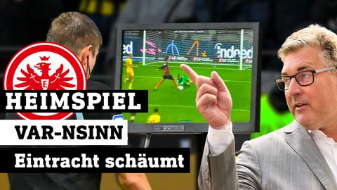 Axel Hellmann mit erhobenem Zeigefinger und der Schiedsrichter am VAR-Bildschirm am Spielfeldrand. Text: Heimspiel - Var-nsinn, Eintracht schäumt