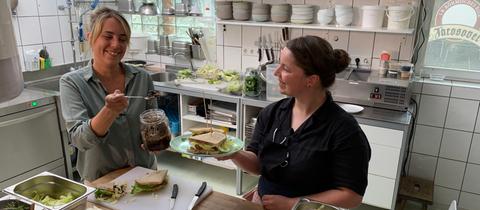 Moderatorin Rebecca Rühl und Susanne Wegerich belegen ihr Sandwich mit dem schwarzen Knoblauch-Relish.