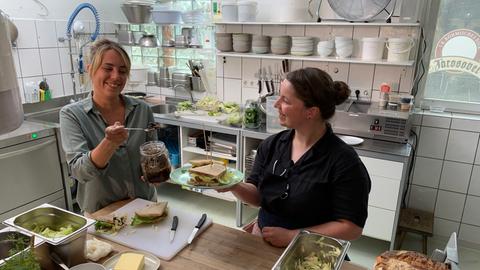 Moderatorin Rebecca Rühl und Susanne Wegerich belegen ihr Sandwich mit dem schwarzen Knoblauch-Relish.