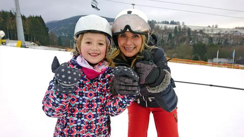 Susanne Barfuß mit Skischuelerin Tialda.