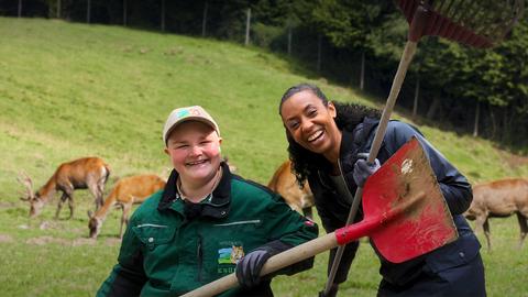 Anne Chebu mit einer Tierpflergerin im Tierpark Knüll 