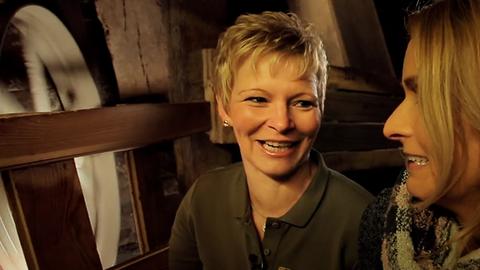 Die jüngste Müllerin Hessens mit herkules-Moderatorin Susanne Barfuß in der Mühle.