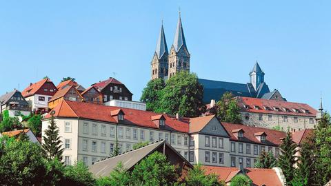 Blick auf den Dom von Fritzlar; im Vordergrund das Fritzlarer Kloster.