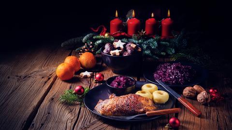 Gänsekeule mit Rotkraut und Klößen sowie Plätzchen dazu. 