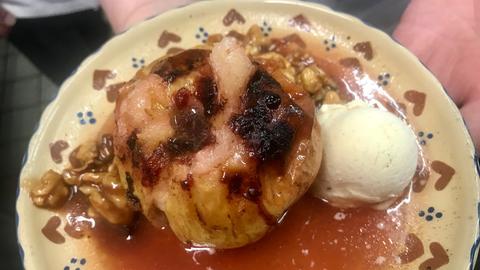 hac - Adventsrezepte - Bratapfel mit Walnuss-Karamelsoße