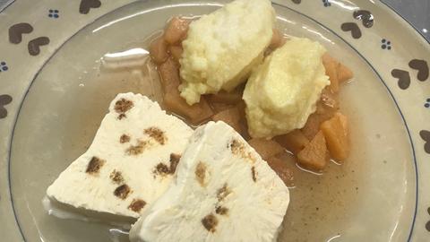 hac - Adventsrezepte - Kartoffel-Quarkklöschen auf Quittenragout mit Lebkuchenparfait