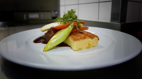 Bäckchen und Kartoffelsouffle mit sautiertem Gemüse