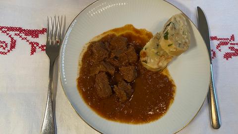Gulasch mit Serviettenknödel