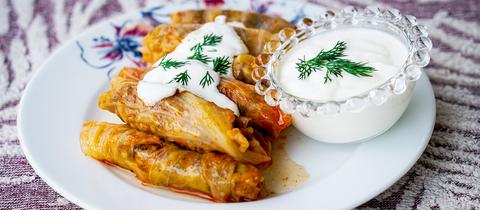 Gefülltes Kraut mit weißer Soße