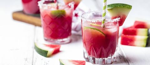 Wassermelonen Cocktail mit Limette und Melonenstückchen. 