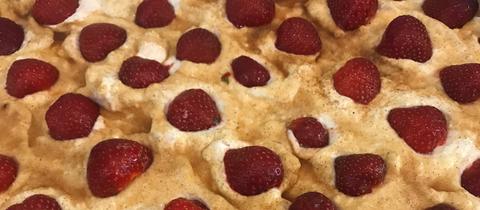 Schmandkuchen mit Erdbeeren