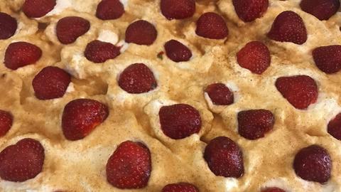 Schmandkuchen mit Erdbeeren