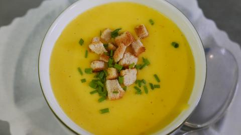 Kartoffel-Kürbis-Suppe in einer Schale