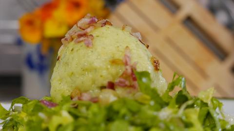 Kartoffel-Hack-Knödel auf Endivien-Salat