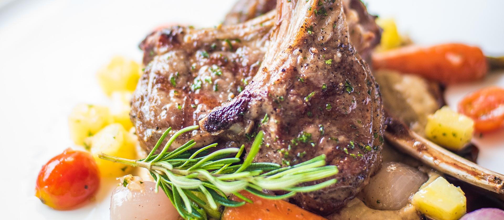 Rezept - Sanft gegarter Lammrücken auf Petersilienwurzelpüree ...