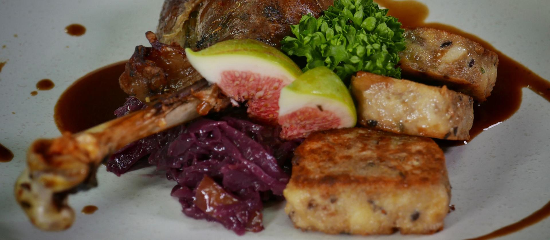 Rezept: Geschmorte Gänsekeule mit gebratenen Semmelknödeln ...