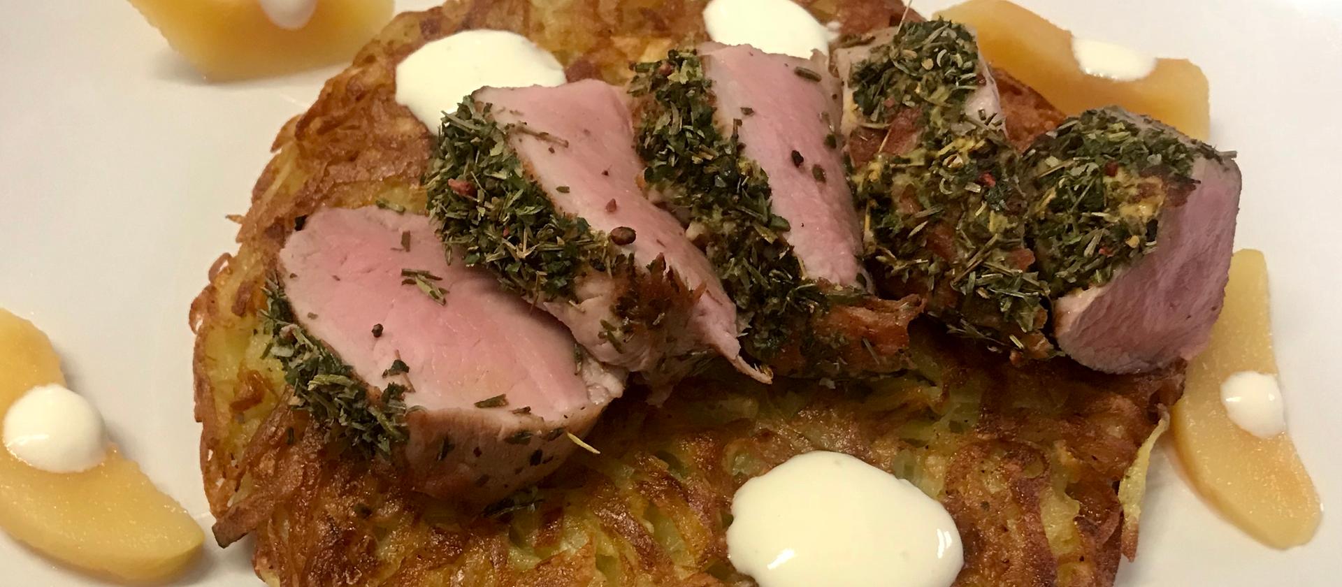Rezept: Schweinefilet unter der Waldkräuterkruste, auf Kartoffelrösti ...