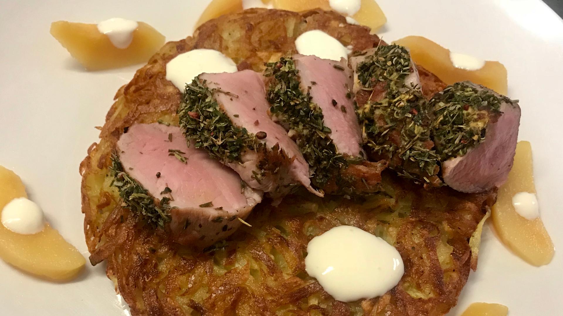 Rezept: Schweinefilet unter der Waldkräuterkruste, auf Kartoffelrösti ...