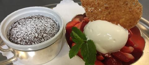 Schokotörtchen mit Erdbeeren. 