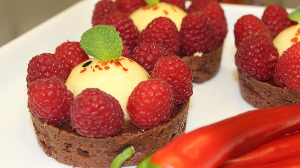 Schokoladen-Chilitörtchen mit Himbeeren und Passionsfruchtmousse | hr ...