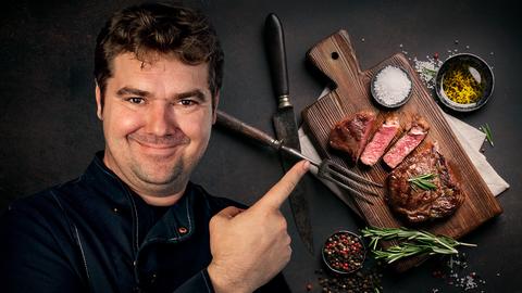Koch zeigt auf ein Steak