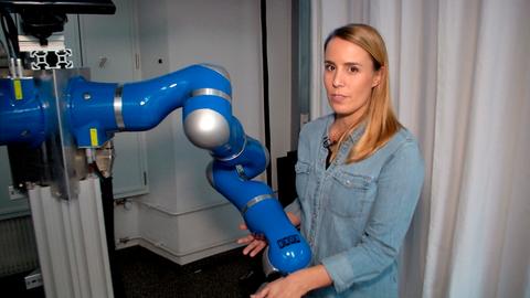  Moderatorin Rebecca Rühl am zweihändigen Robotersystem im "Roboter-Lernlabor" der Technischen Universität Darmstadt.