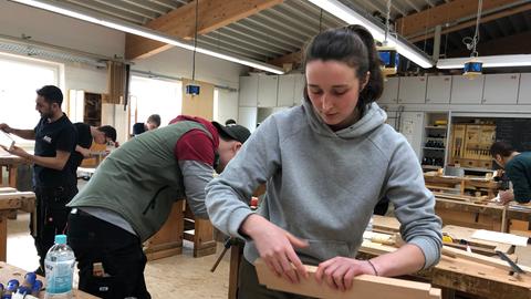 Üben für die Zwischenprüfung: Sophie Grundherr (24) in der Berufsschule für Holztechnik in Homberg (Efze) 