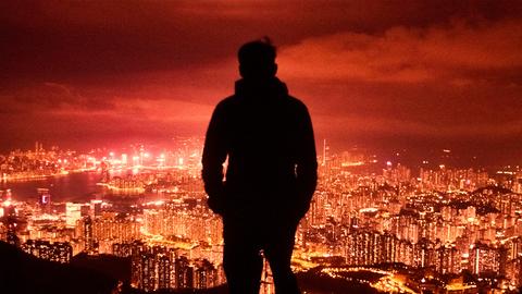 Mann blickt auf Hongkong.