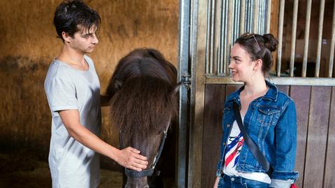 Vanessa (Olivia Müller-Elmau, r.) mit Jens Dausinger (Niklas Nißl, l.) und einem Pony im Stall. 