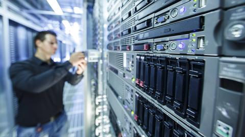 Ein Mitarbeiter posiert Rechenzentrum der Telekom-Tochter T-Systems in Biere (Sachsen-Anhalt) für ein Foto.