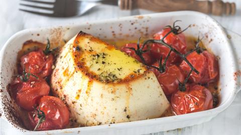 Gebackener Ricotta mit Cherrytomaten in einer ofenfesten Form.