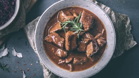 Gulasch vom Rind in einer großen Porzellanschüssel.