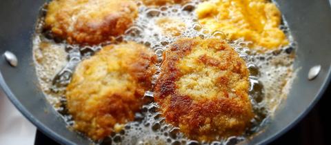 Schnitzel in blubberndem Fett gebraten.