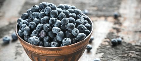 Eine tiefe Schüssel voller Blaubeeren/Heidelbeeren.